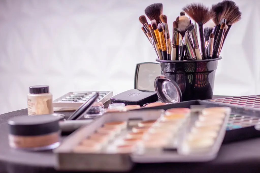 how to tell if makeup is expired or not? A picture of random Makeup and brushes